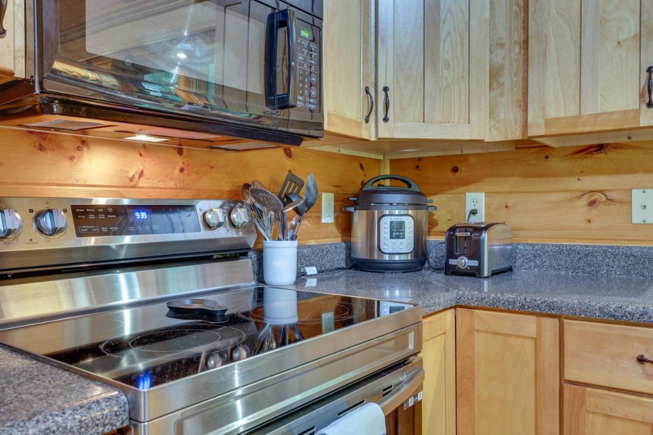 Riverfront Ellijay Cabin With Deck And Pool Access! Exteriör bild