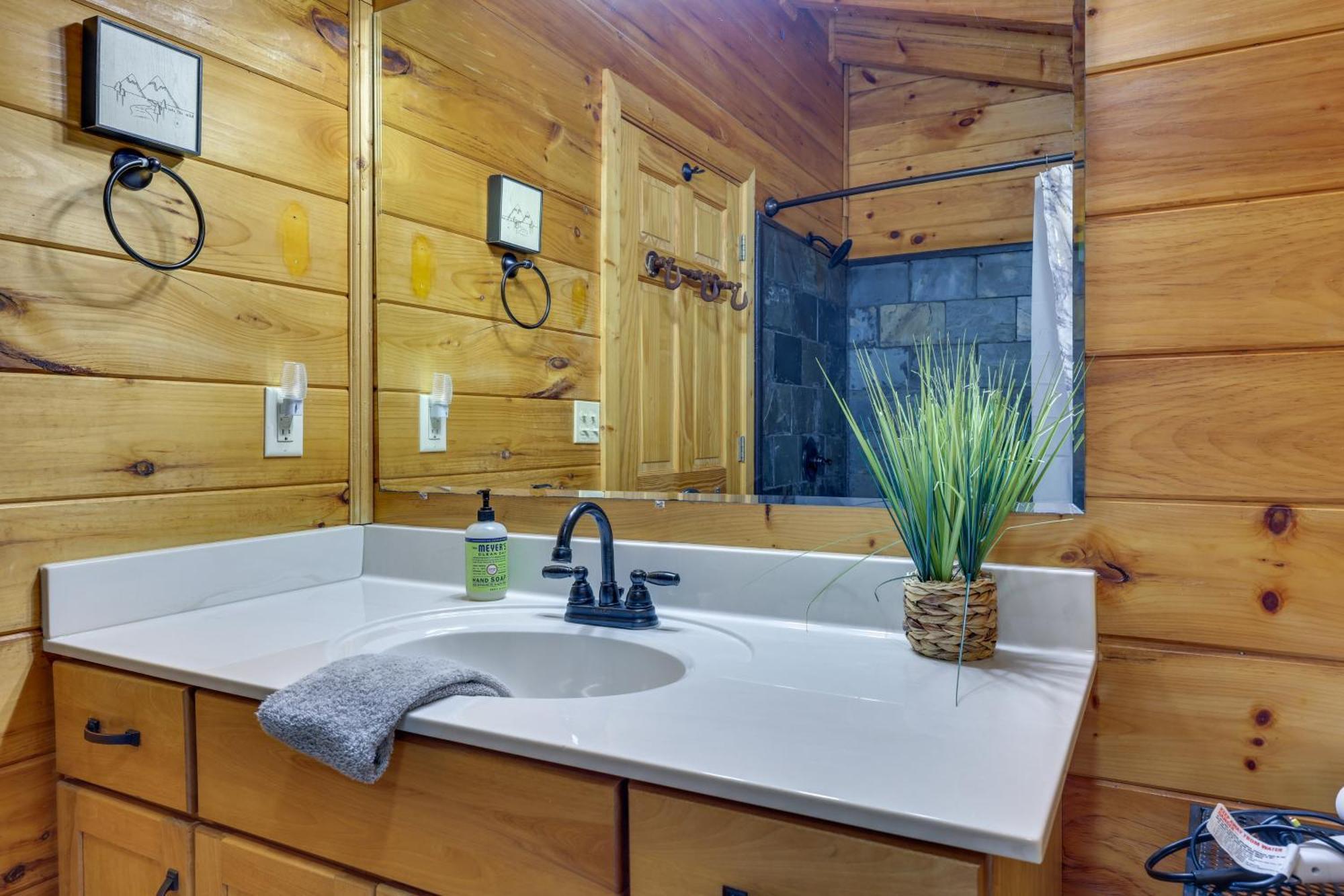 Riverfront Ellijay Cabin With Deck And Pool Access! Exteriör bild