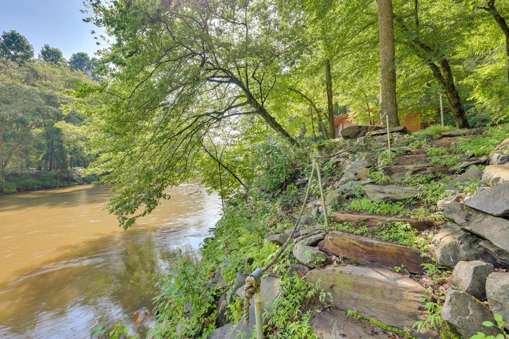 Riverfront Ellijay Cabin With Deck And Pool Access! Exteriör bild