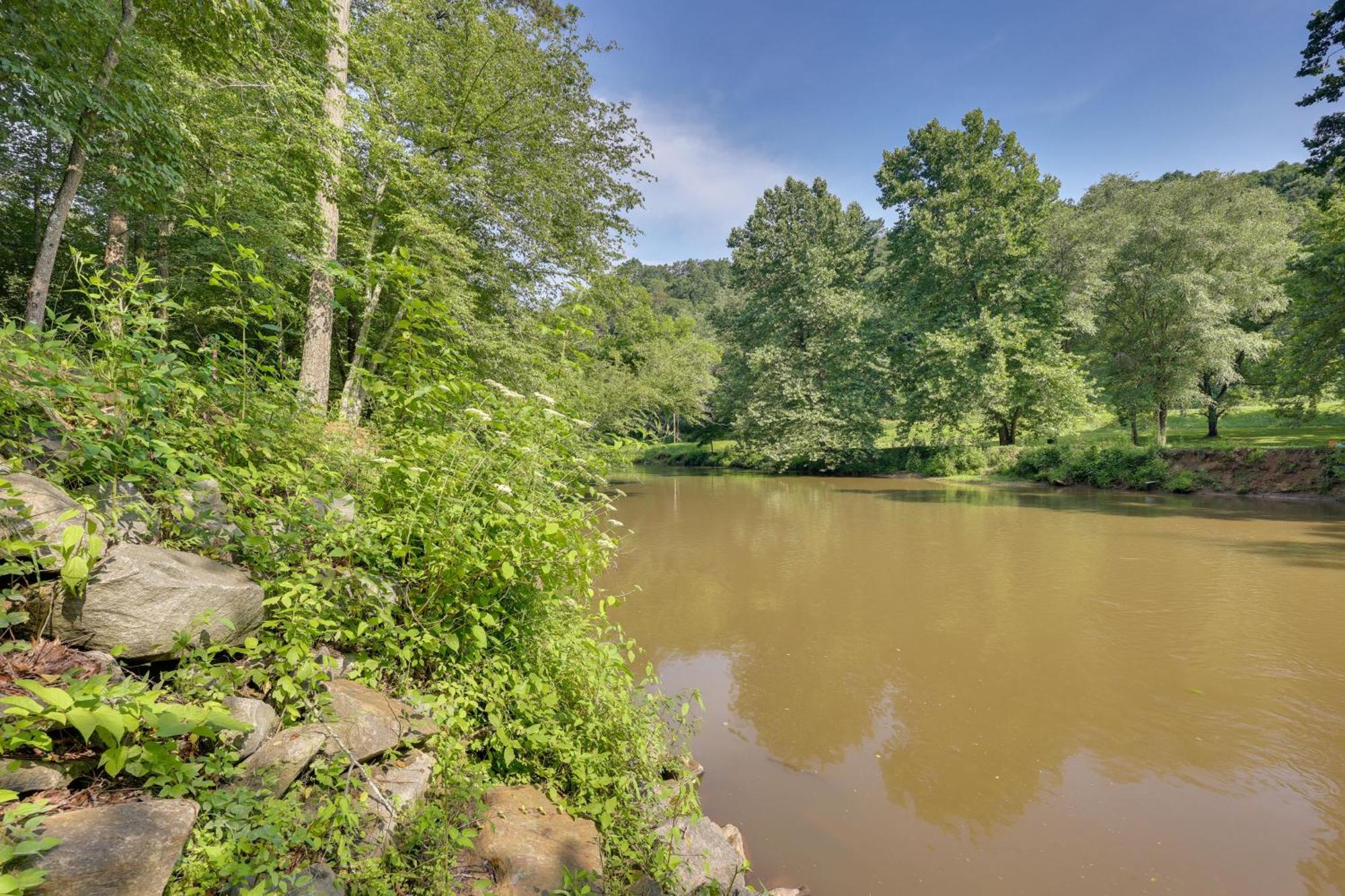 Riverfront Ellijay Cabin With Deck And Pool Access! Exteriör bild